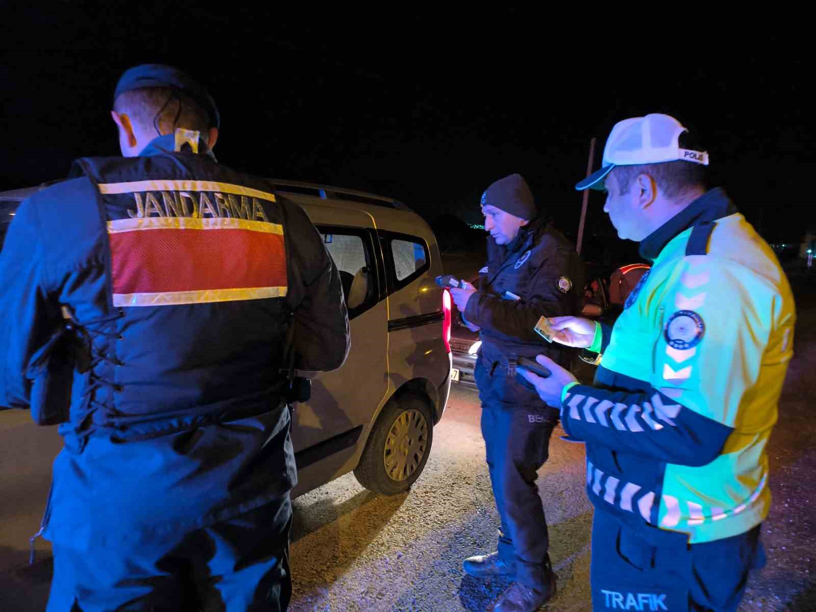 Polis ve jandarma denetimlerini günün ilk ışıklarına kadar sürdürdü