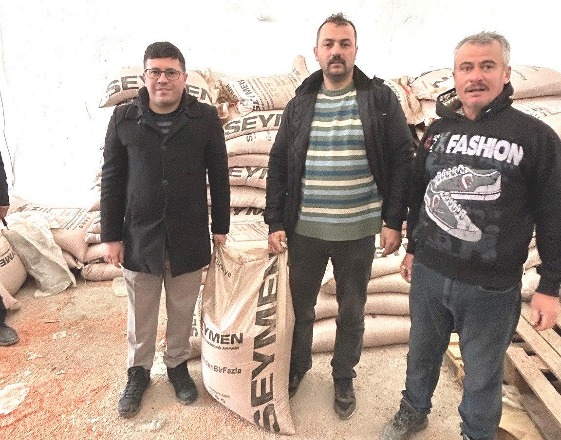 Emet’te doğal afetlerde zarar gören çiftçilere 15 ton arpa tohumu desteği