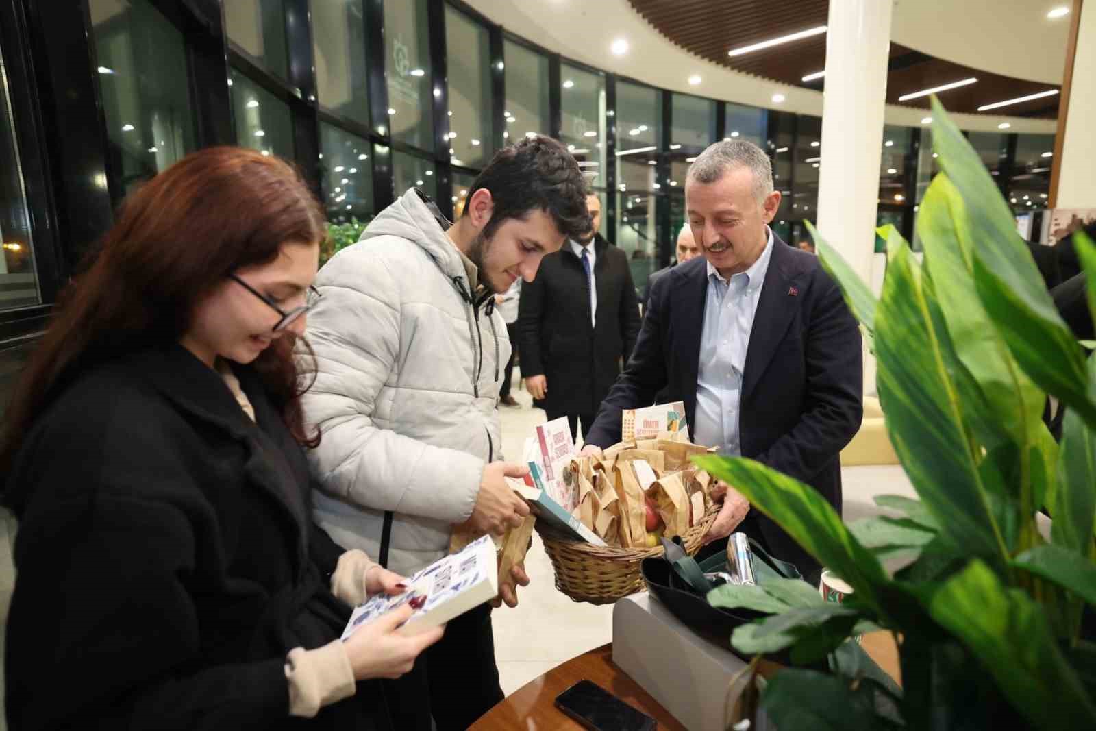 Yeni yıla kütüphanede giren öğrencilere kitap hediye edildi
