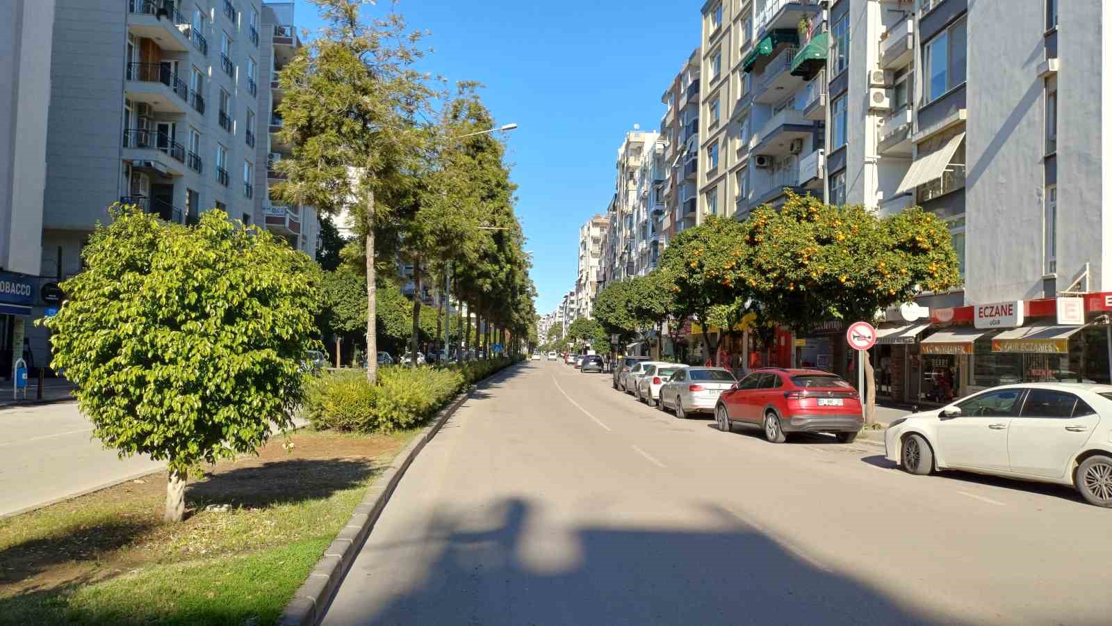 Adana’nın cadde ve sokakları sessizliğe büründü
