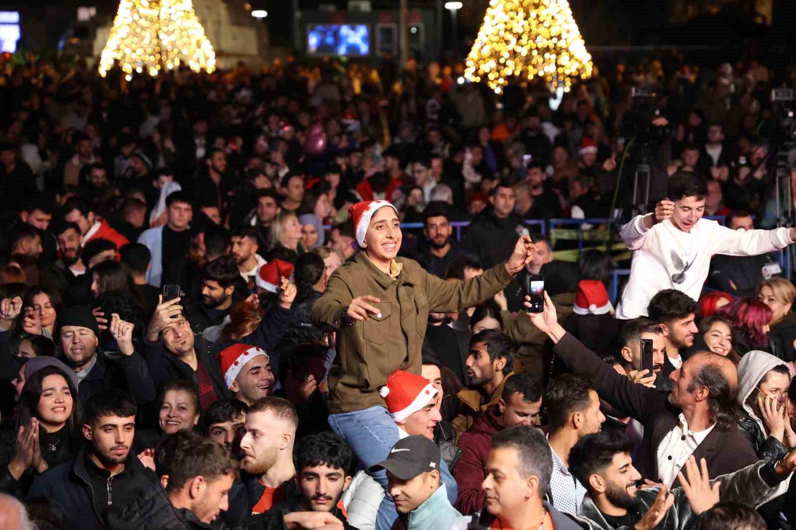 Antalyalılar yeni yıl coşkusunu Cumhuriyet Meydanı’nda yaşadı