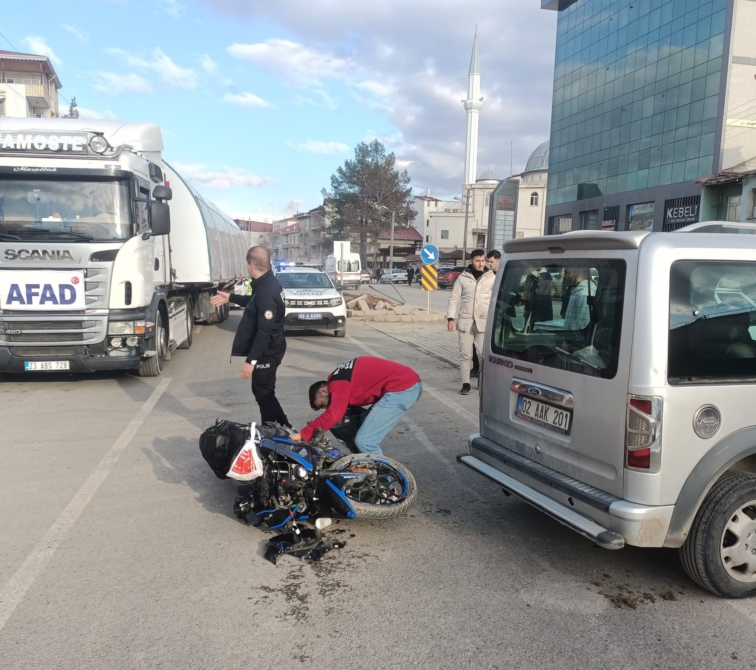 Motosiklet ile hafif ticari araç çarpıştı: 1 yaralı