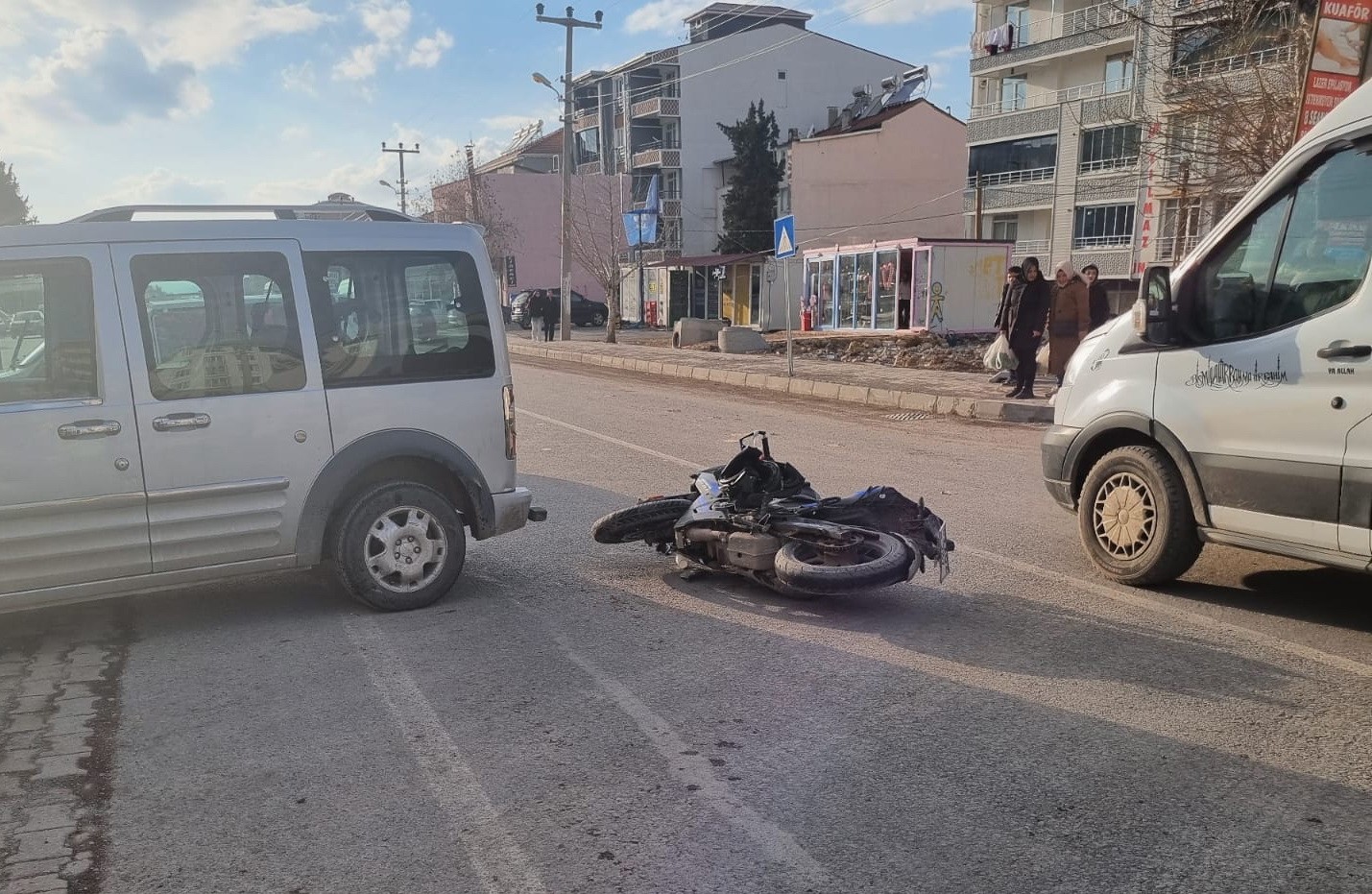 Motosiklet ile hafif ticari araç çarpıştı: 1 yaralı
