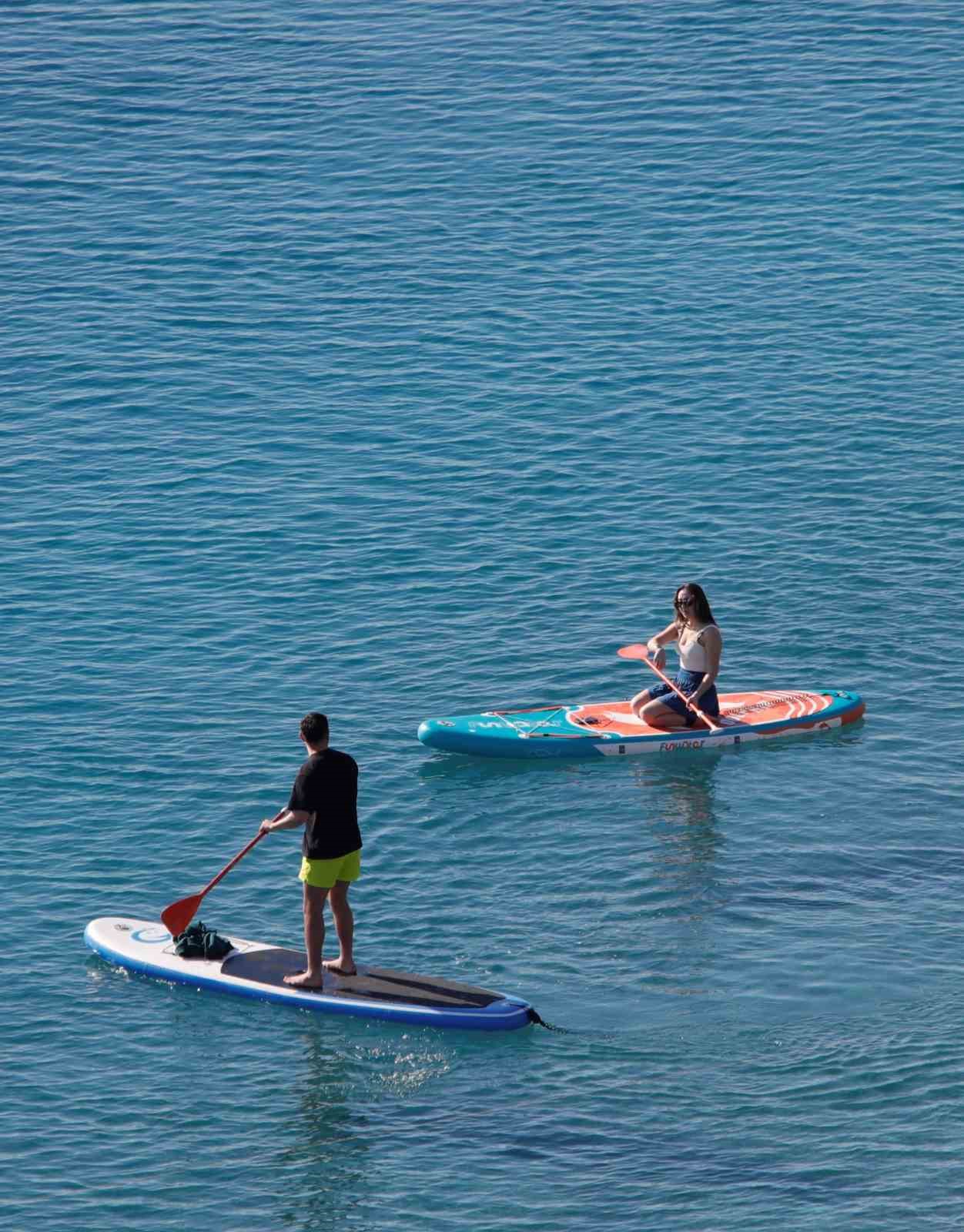 Antalya’da karla kaplı dağların gölgesinde deniz ve güneş keyfi
