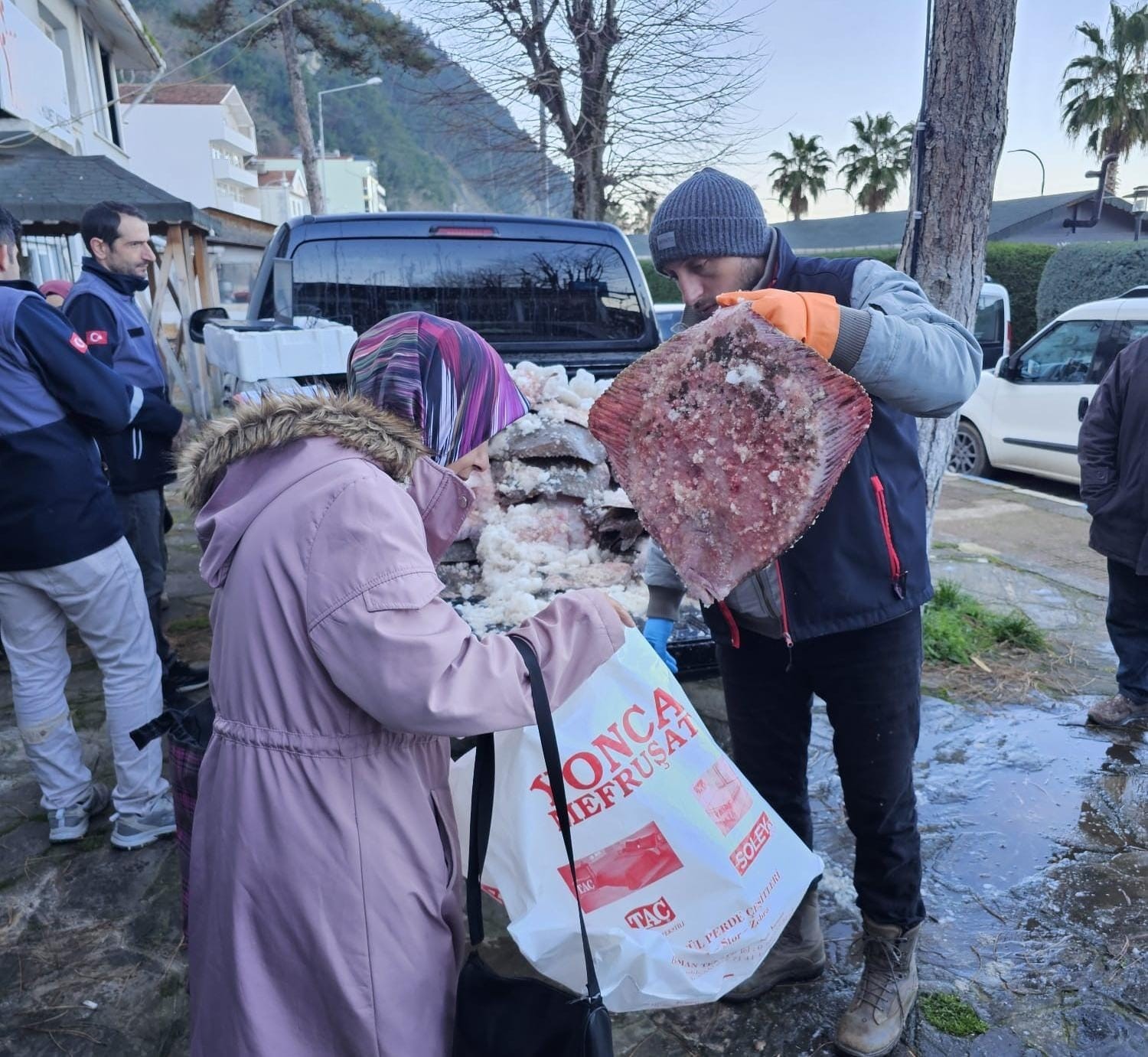 Yasa dışı avlanan kalkanlar, ihtiyaç sahiplerine ücretsiz dağıtıldı
