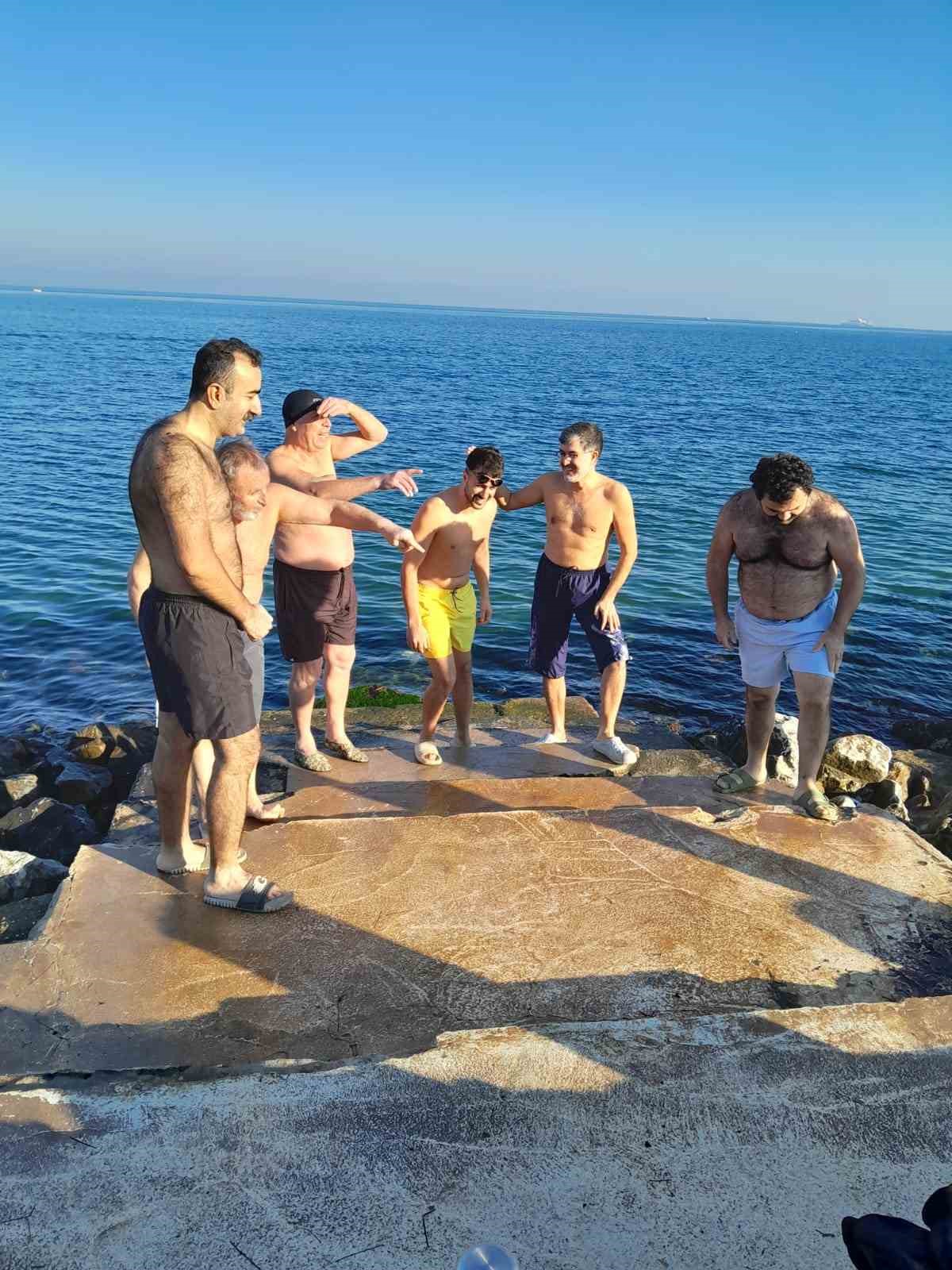 Yalova&rsquo;da bir grup arkadaş 2025&rsquo;in ilk g&uuml;n&uuml;nde buz gibi suya girdi
