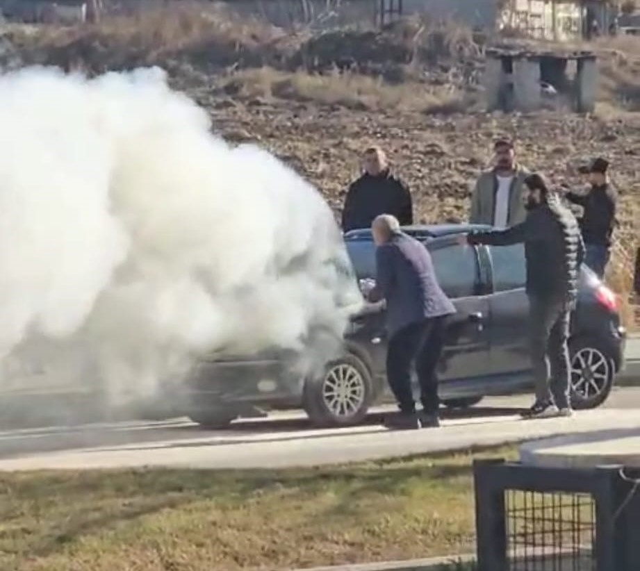 Seyir halinde alev alan otomobili vatandaşlar söndürdü
