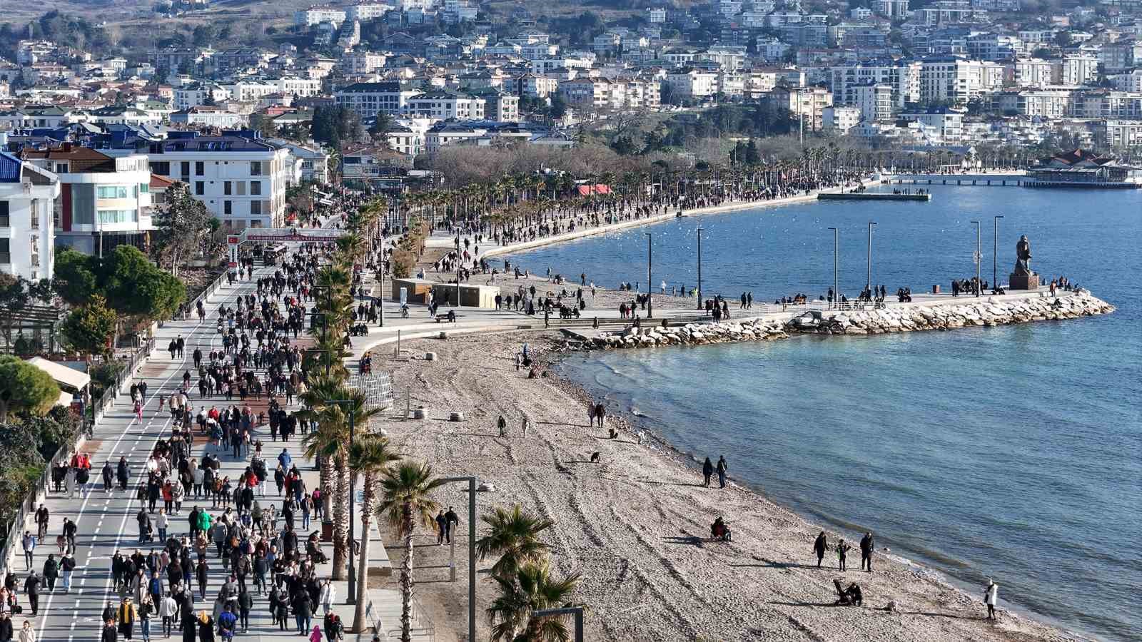 İstanbullular yılın ilk günü vatandaşlar Büyükçekmece sahillerine akın etti
