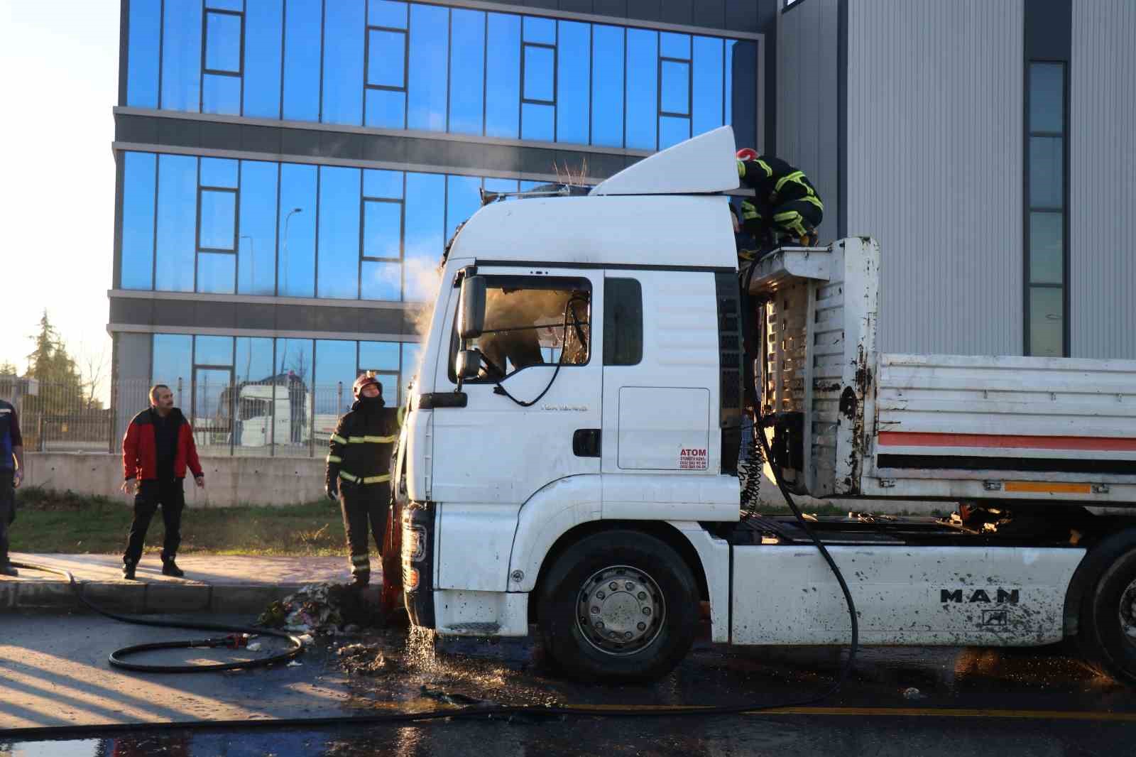 Park halindeki tır alev alev yandı
