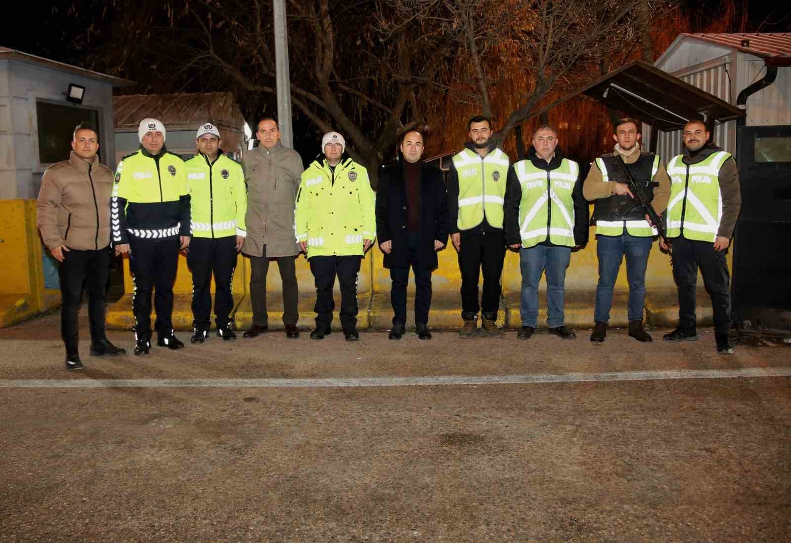 İl Emniyet Müdürü Yılmaz, yılbaşında görev yapan personeli ziyaret etti