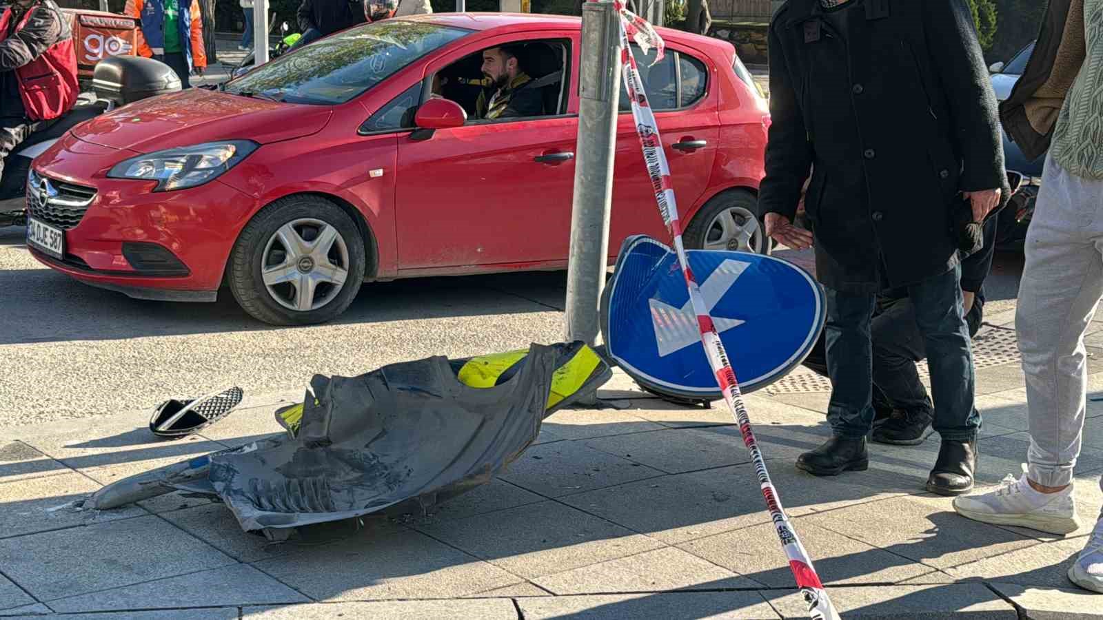 Şişli’de otomobilin çarptığı motosikletli aracın altında sürüklendi