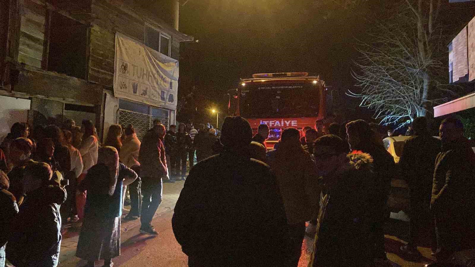 Yaşlı çiftin kaldığı gecekondu yandı, mahalleli sokağa döküldü
