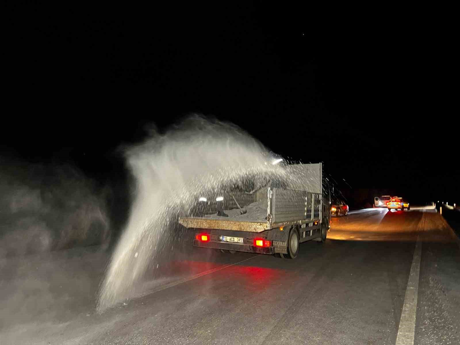 Gizli buzlanma kazaya neden oldu: Takla atan araçta 1 kişi yaralandı
