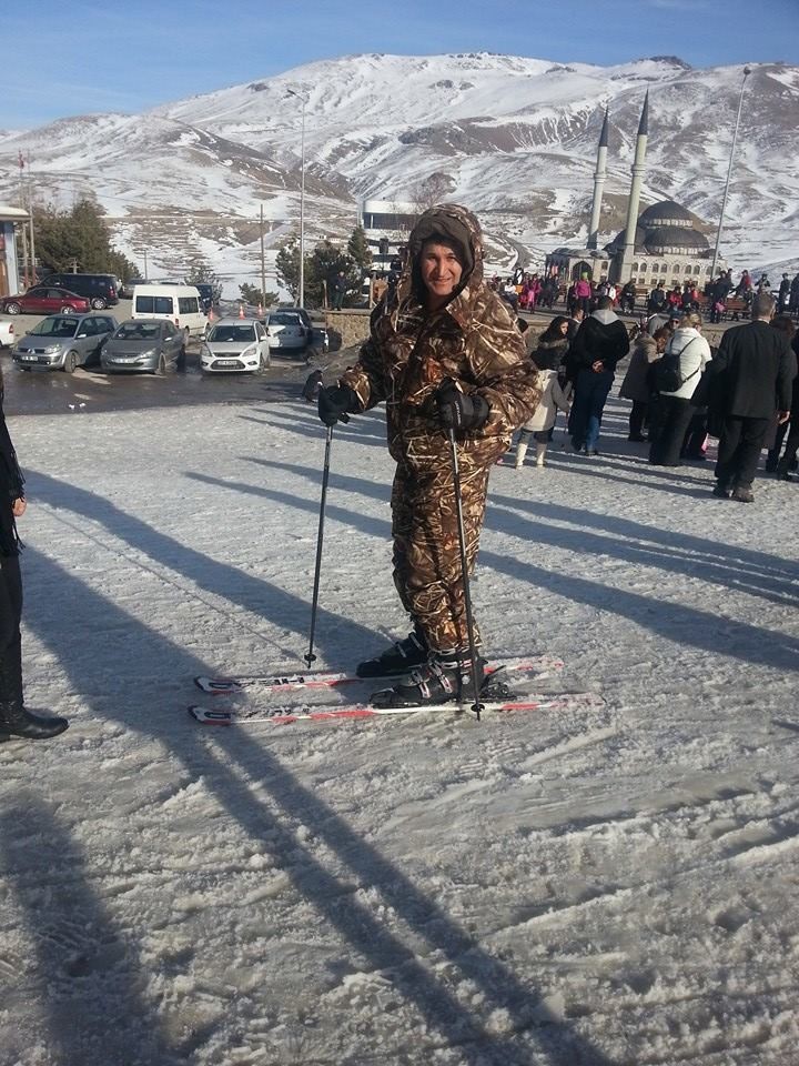 M&uuml;teahhit, yılbaşı gecesi merdivenden d&uuml;ş&uuml;p &ouml;ld&uuml;
