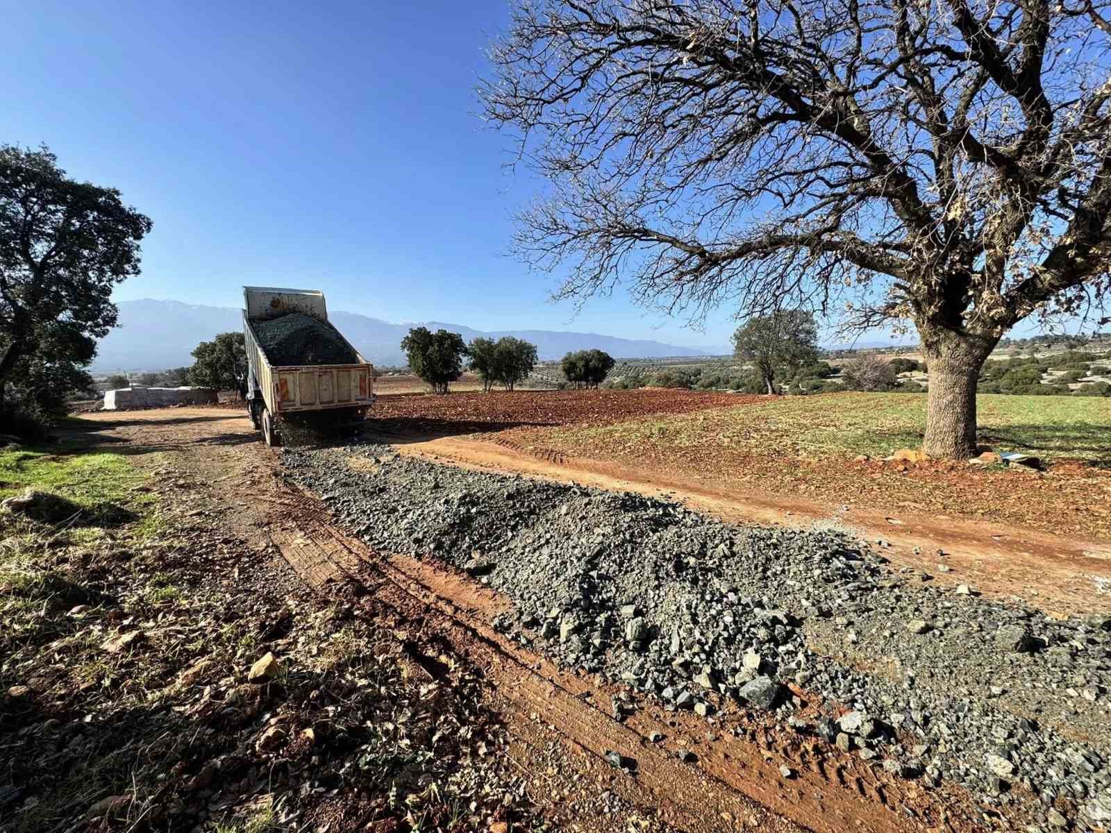 Karacasu’da yol çalışmaları devam ediyor