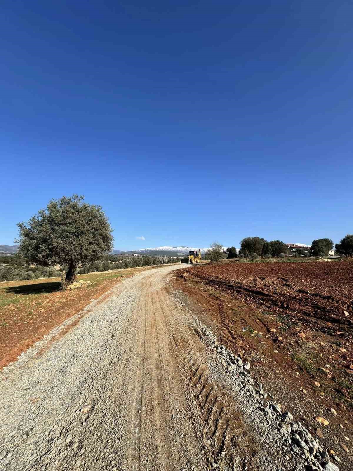 Karacasu’da yol çalışmaları devam ediyor
