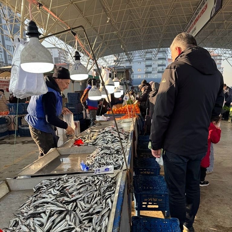 Pursaklar Belediye Başkanı Çetin’den pazar yeri ziyareti
