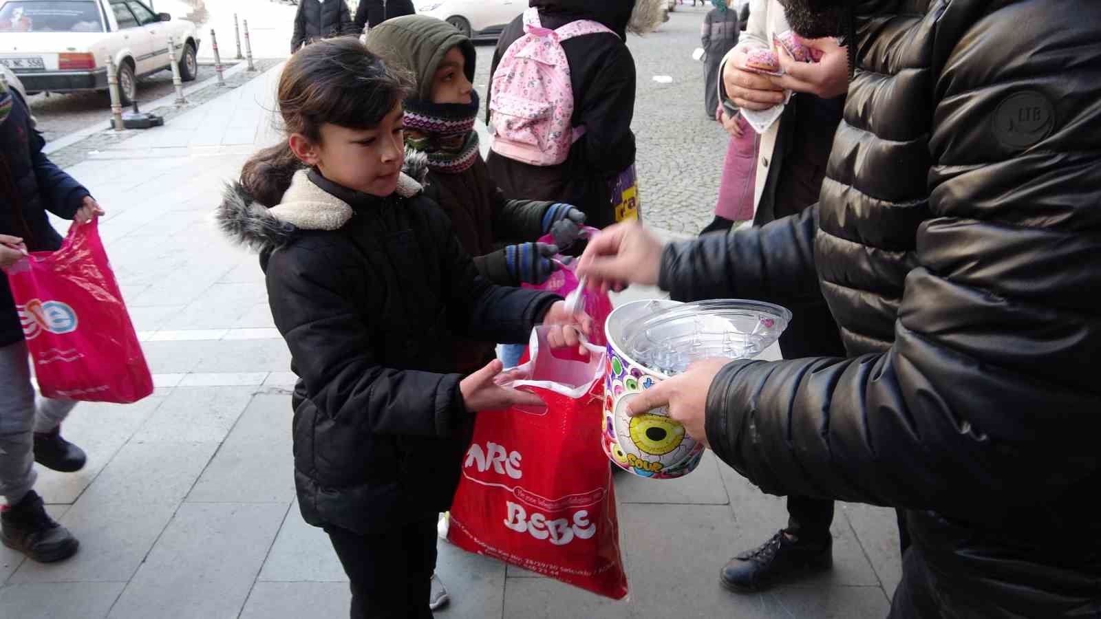 Sabah erkenden sokağa çıkan çocuklar "Şivlilik" diyerek hediyeleri topladı
