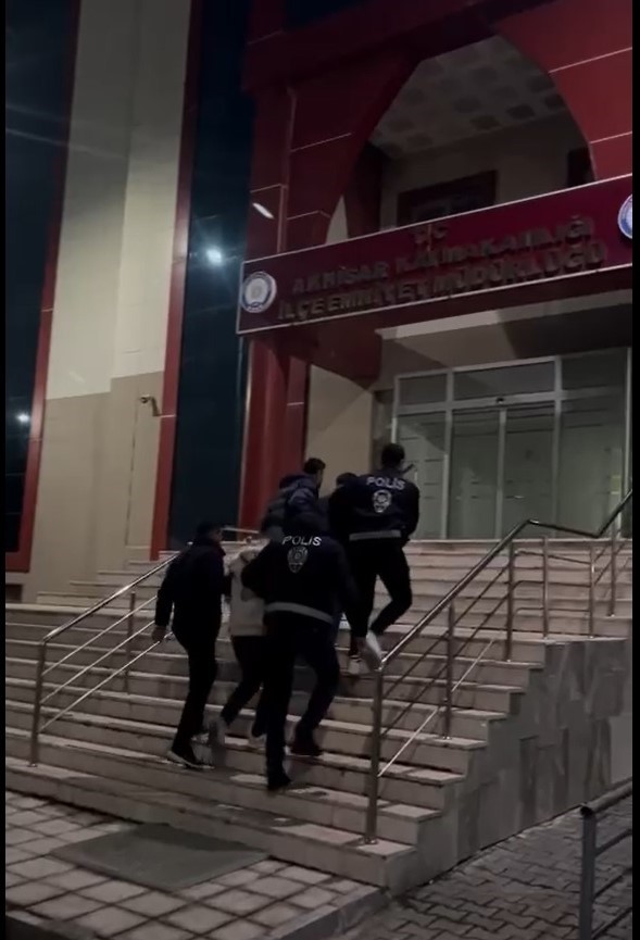 Akhisar&rsquo;da evden hırsızlık olaylarının failleri tutuklandı
