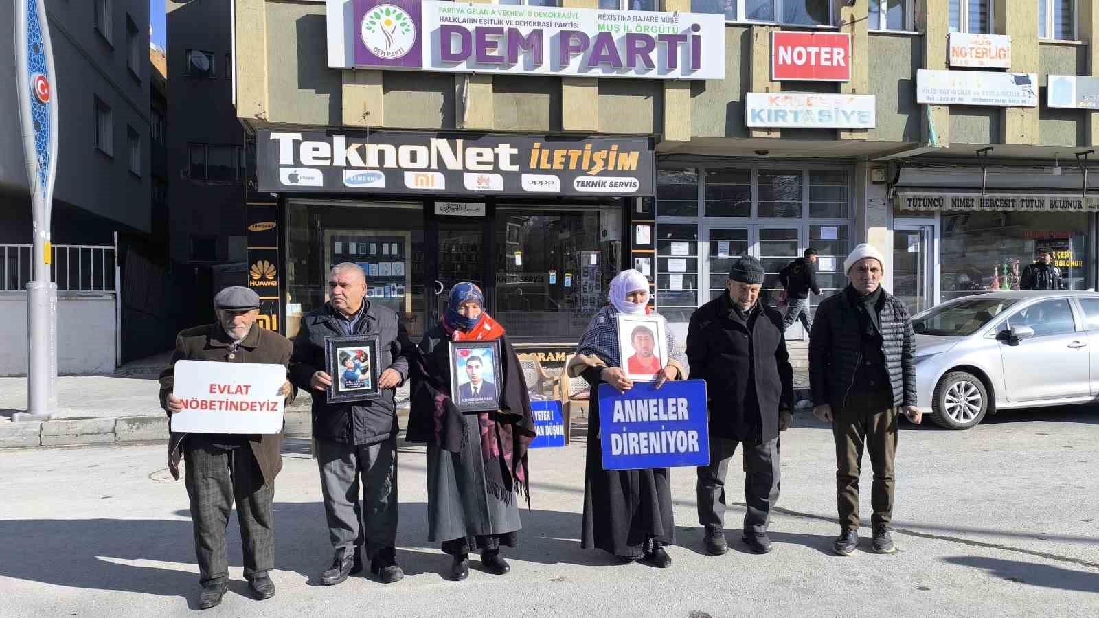 Evlat nöbetindeki anneler yeni yıldan umutlu
