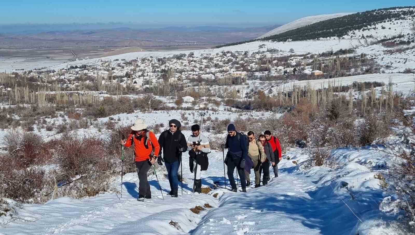 Kırşehir’de dağcılar Gönül Dağı’na çıkarak Türk bayrağı açtı
