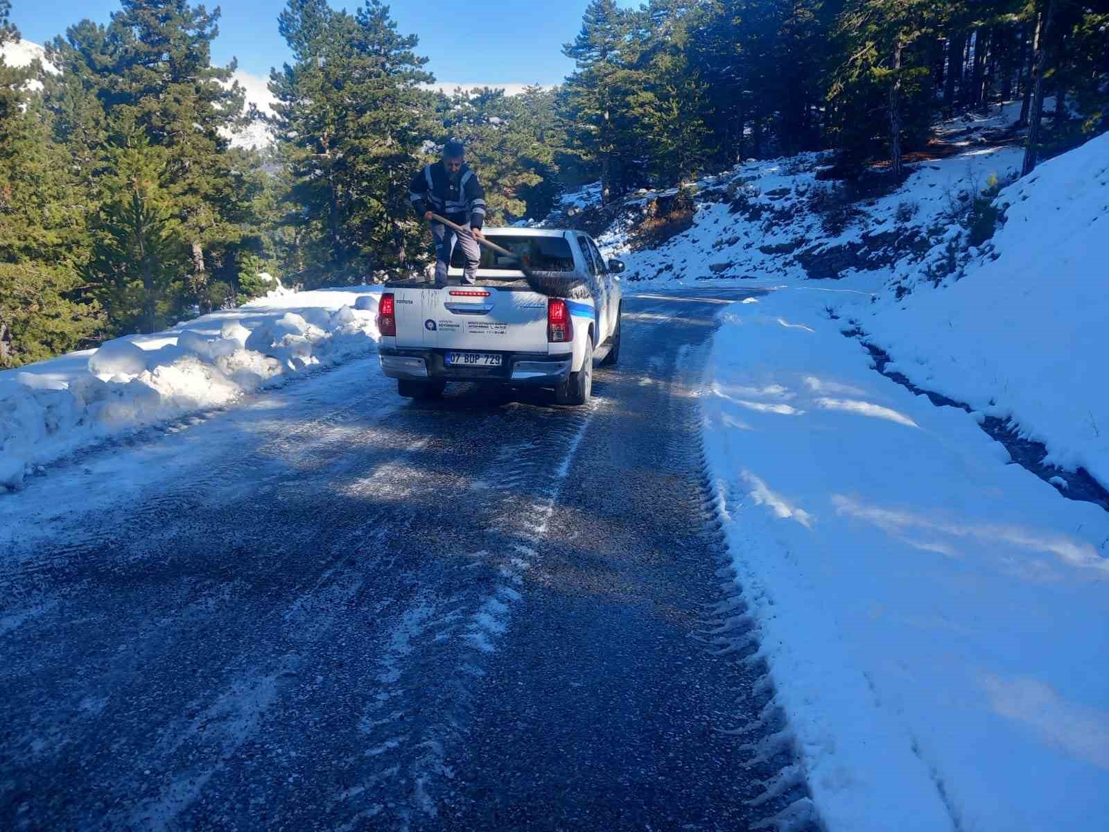 Alanya Taşatan yolunda tuzlama çalışması
