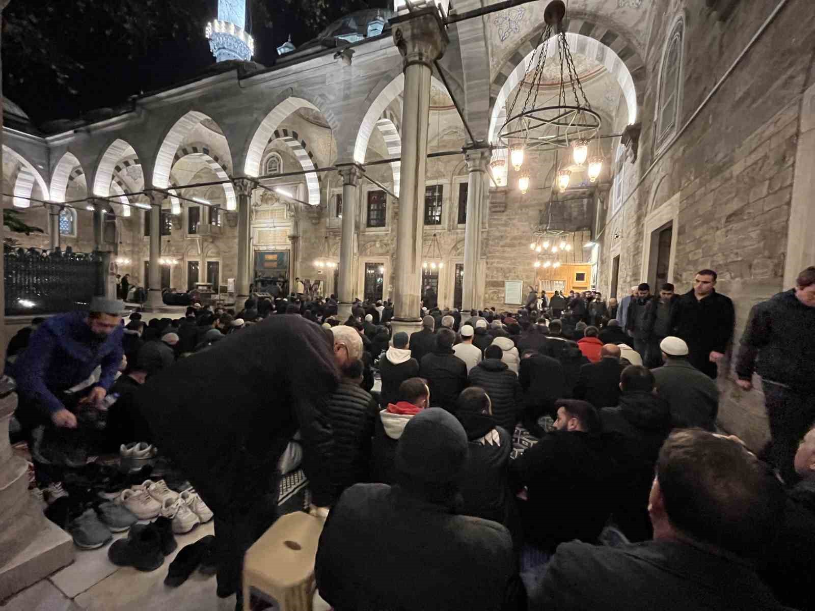 Regaip Kandili’nde vatandaşlar Eyüpsultan Camii’ne akın etti
