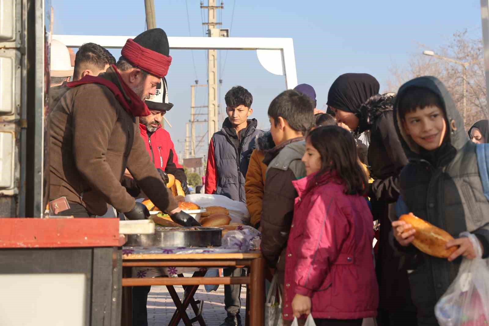 &quot;Şivlilik&quot; diye gelen çocuklara döner ve ekmek arası kavurma ikram ettiler