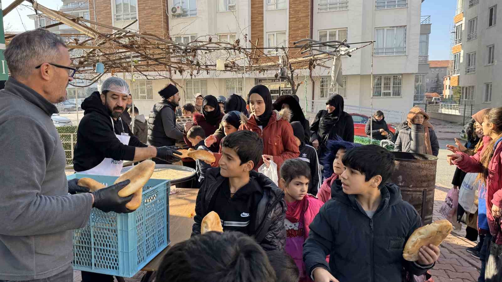 "Şivlilik" diye gelen çocuklara döner ve ekmek arası kavurma ikram ettiler
