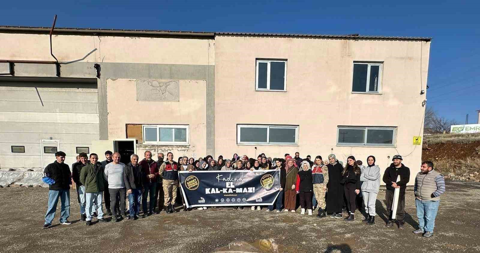 Bing&ouml;l&rsquo;de tekstil fabrikasında &ccedil;alışanlara KADES uygulaması tanıtıldı
