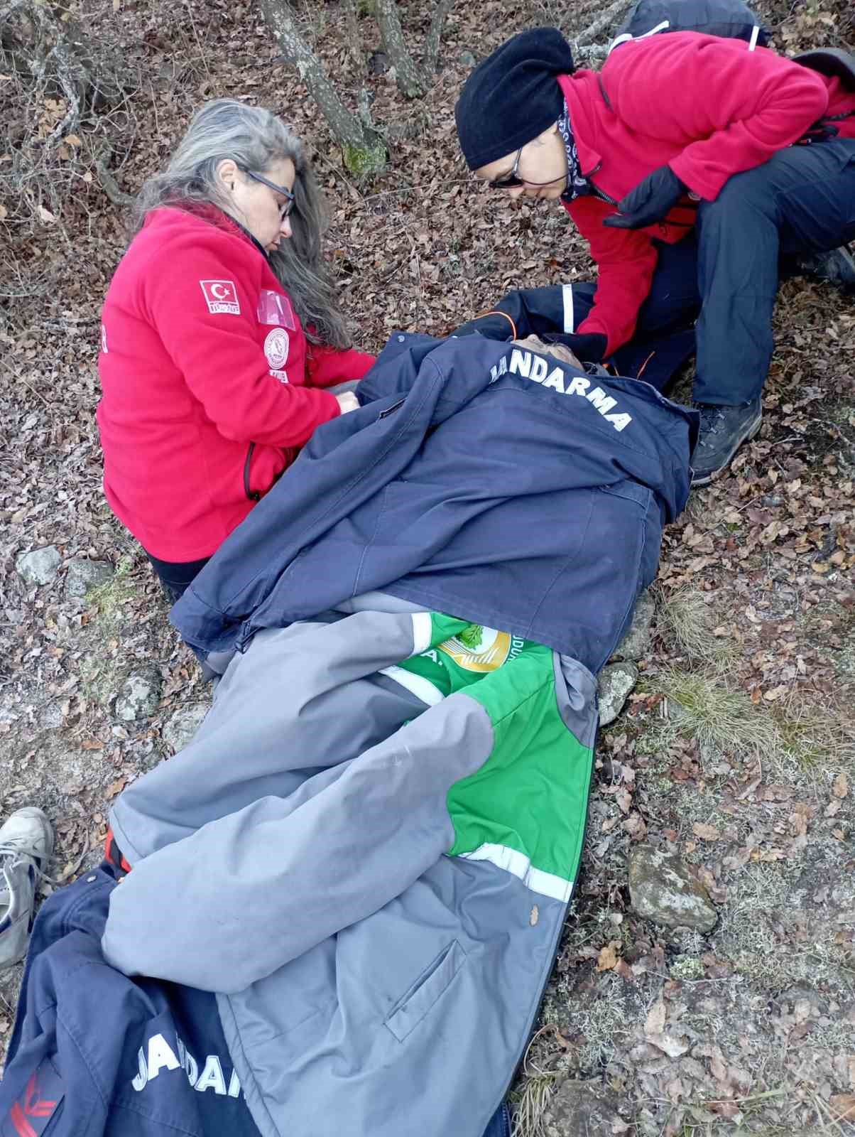 Ormanda 3 g&uuml;n &ouml;nce kaybolan yaşlı adam donmak &uuml;zereyken bulundu
