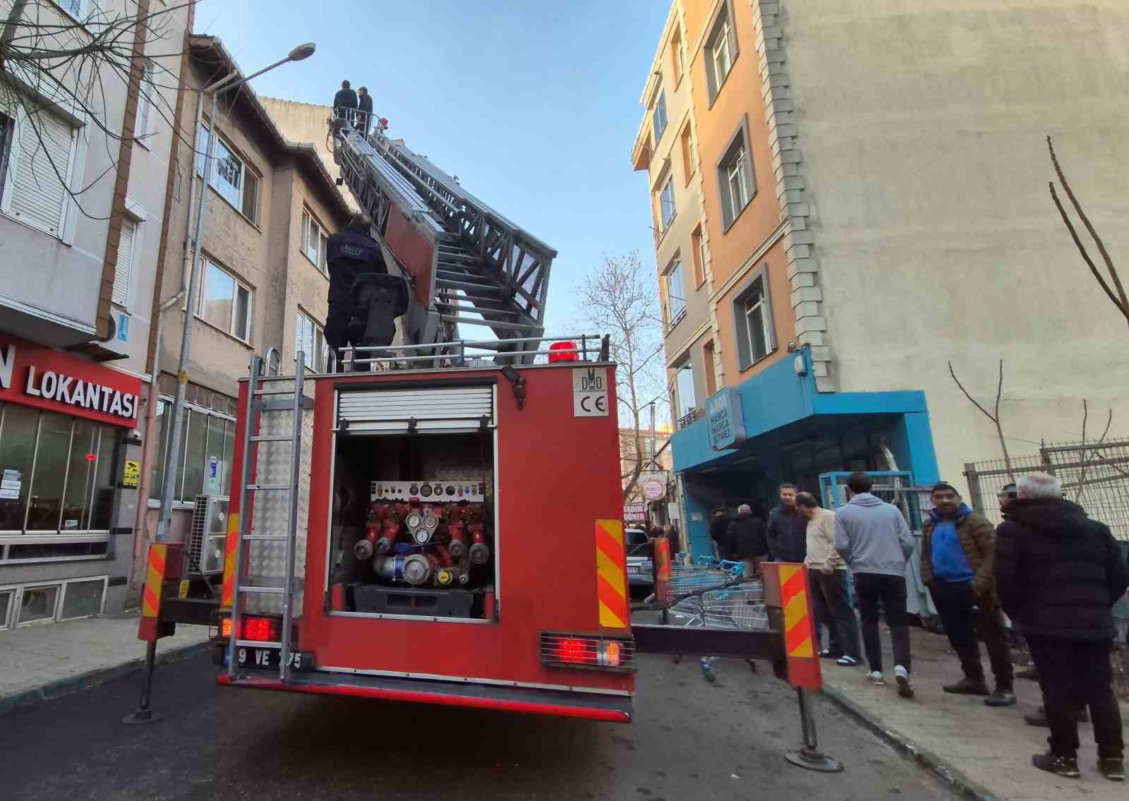 &Ccedil;atıya sıkışma ihbarı ekipleri alarma ge&ccedil;irdi: İ&ccedil;eride kilitli kalmış
