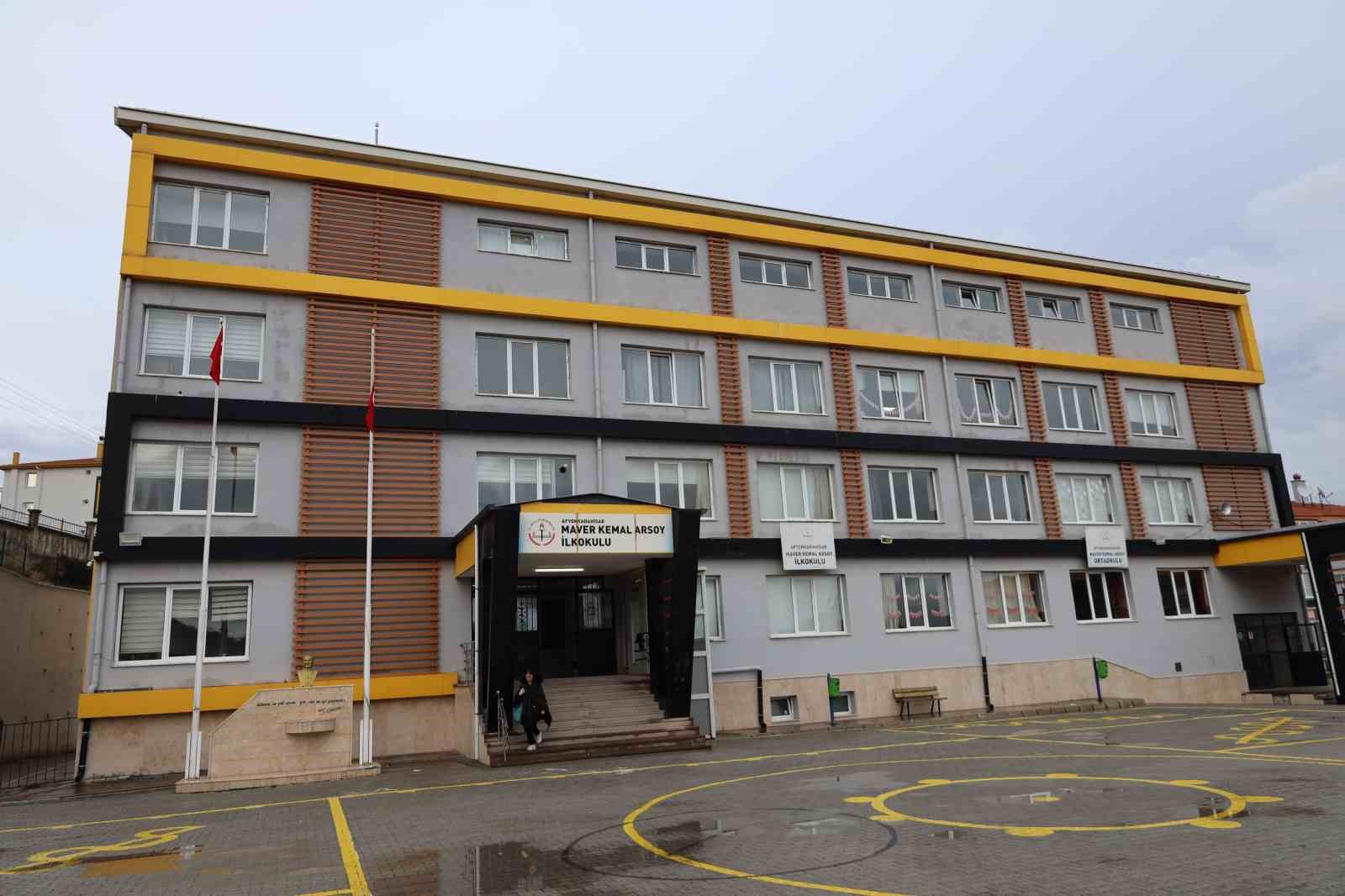 Bu okulun &ouml;ğrencileri ders sonrası soluğu at&ouml;lye ve spor salonlarında alıyor
