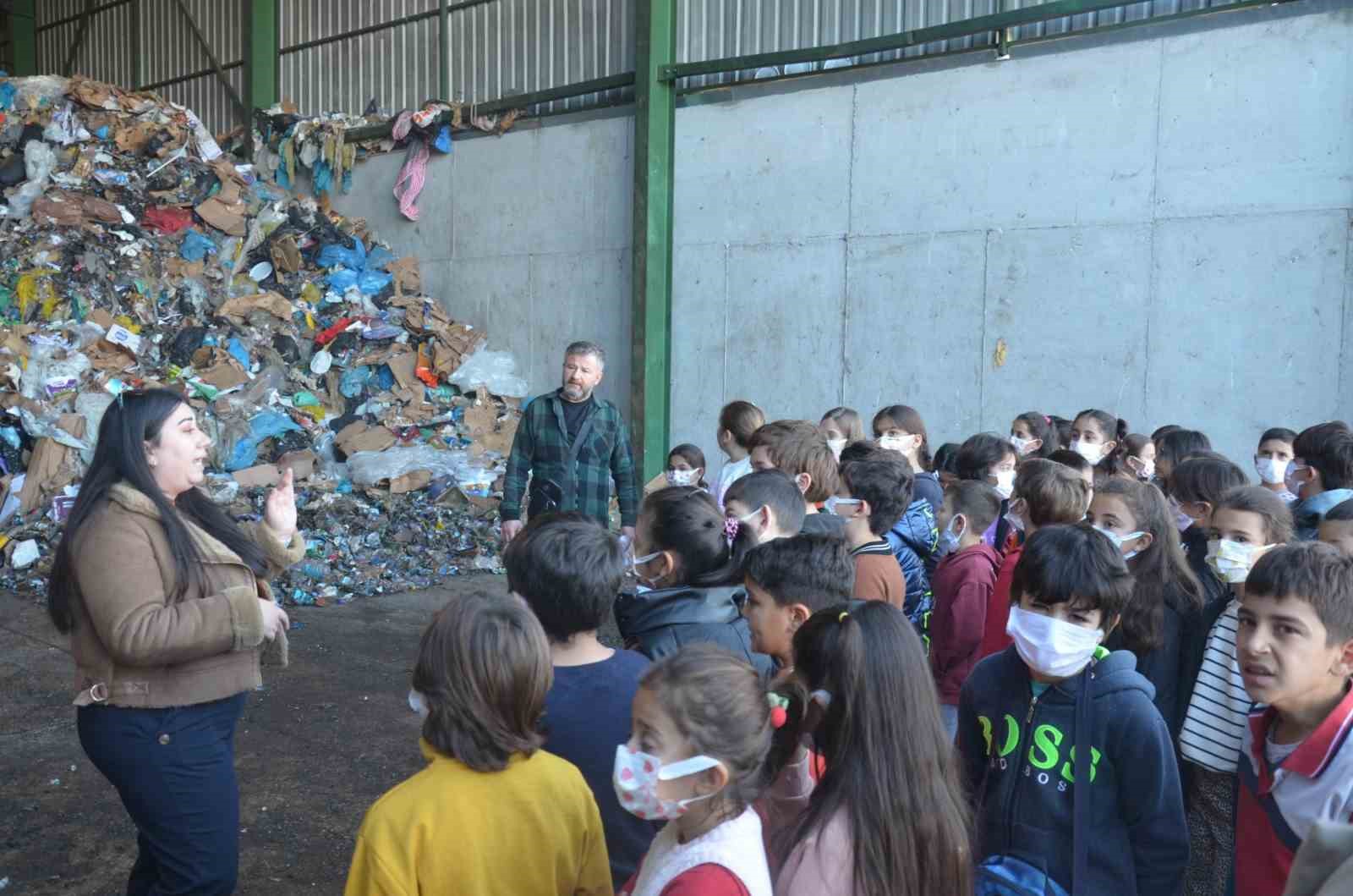 Geri dönüşüm tesisinde atıkların ayrıştırılma sürecini gözlemlediler
