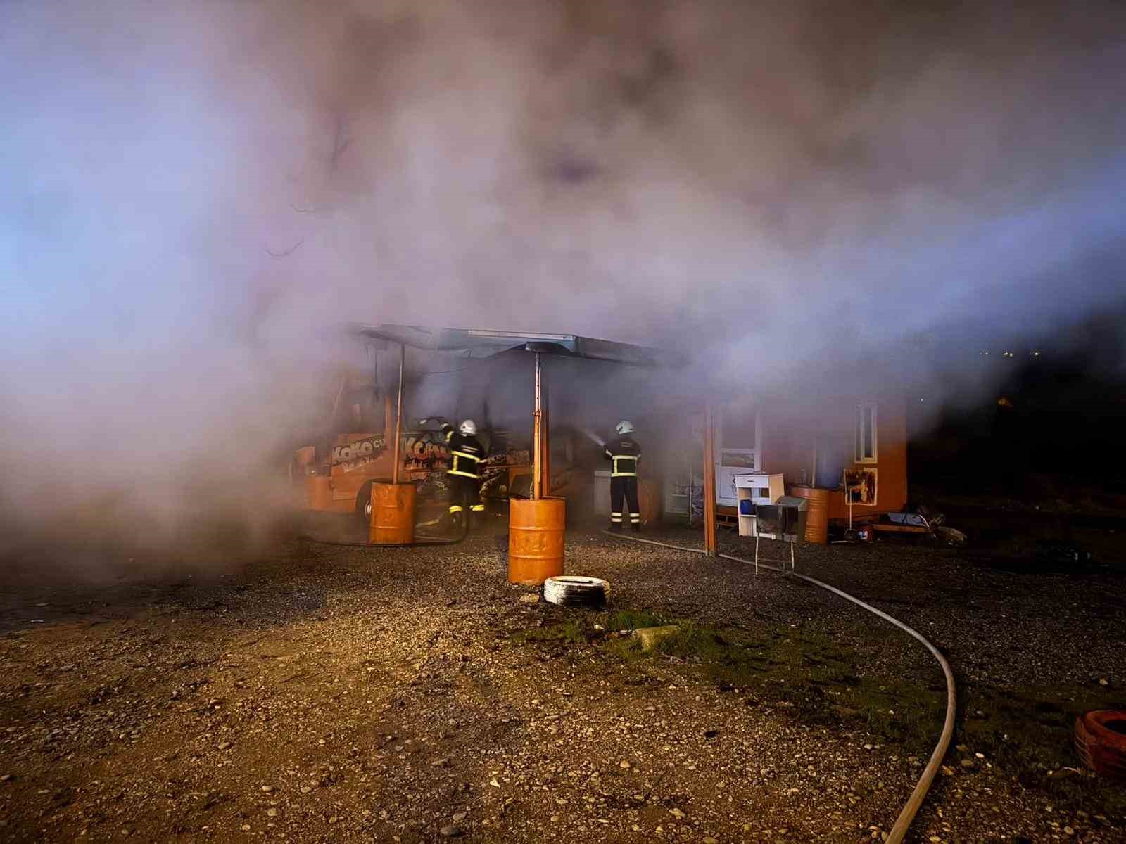 Park halindeki minib&uuml;s alevlere teslim oldu

