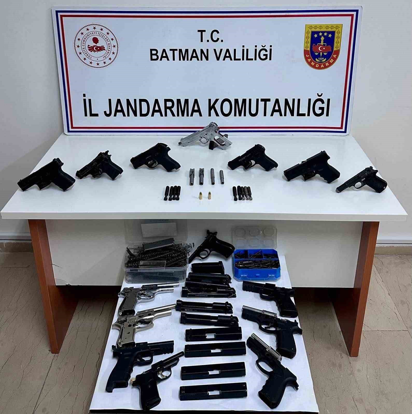 Batman&rsquo;da ka&ccedil;ak silah imalathanesine d&uuml;zenlenen baskında 1 kişi g&ouml;zaltına alındı
