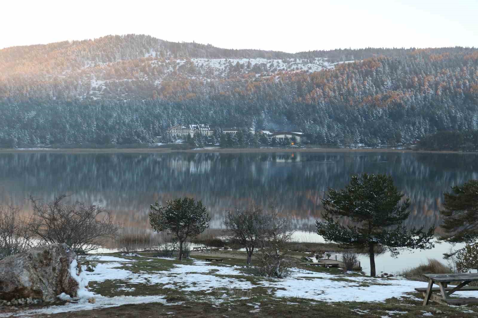 Abant Gölü’nün kıyıları buz tuttu, muhteşem manzaralara sahne oldu