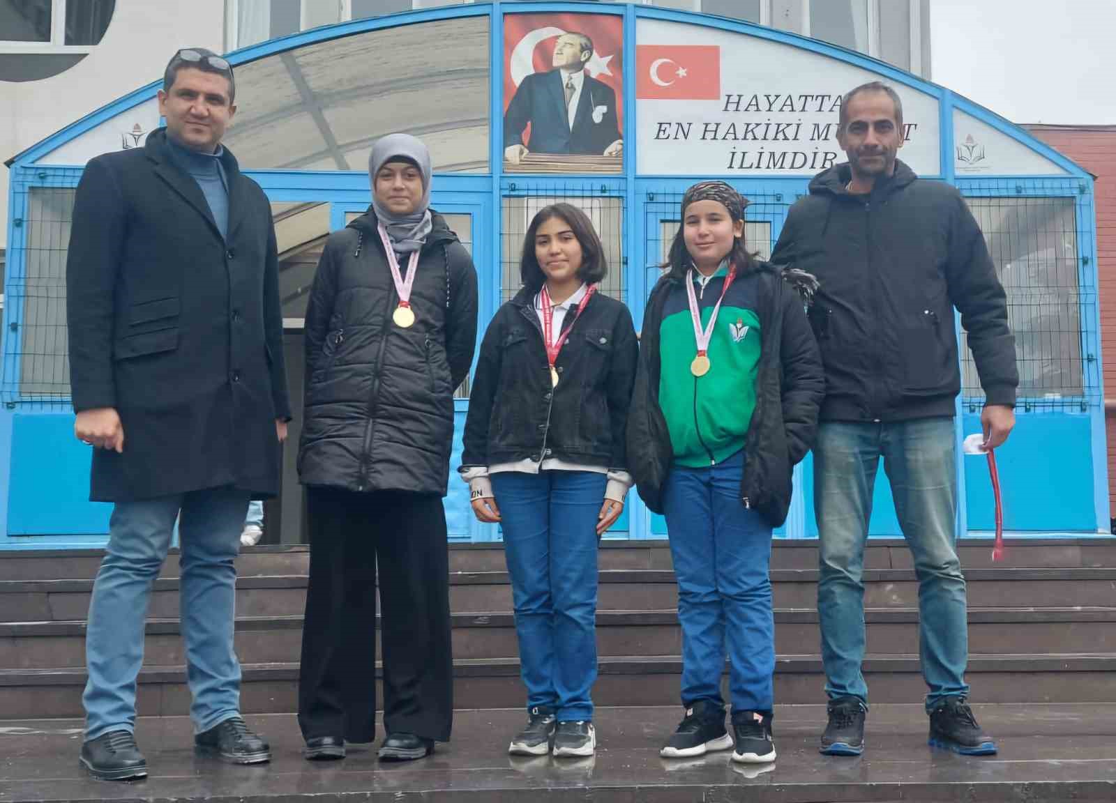 Eskişehir Orgeneral Halil Sözer Ortaokulu ‘Kick Boks’ müsabakalarında 4 madalya kazandı