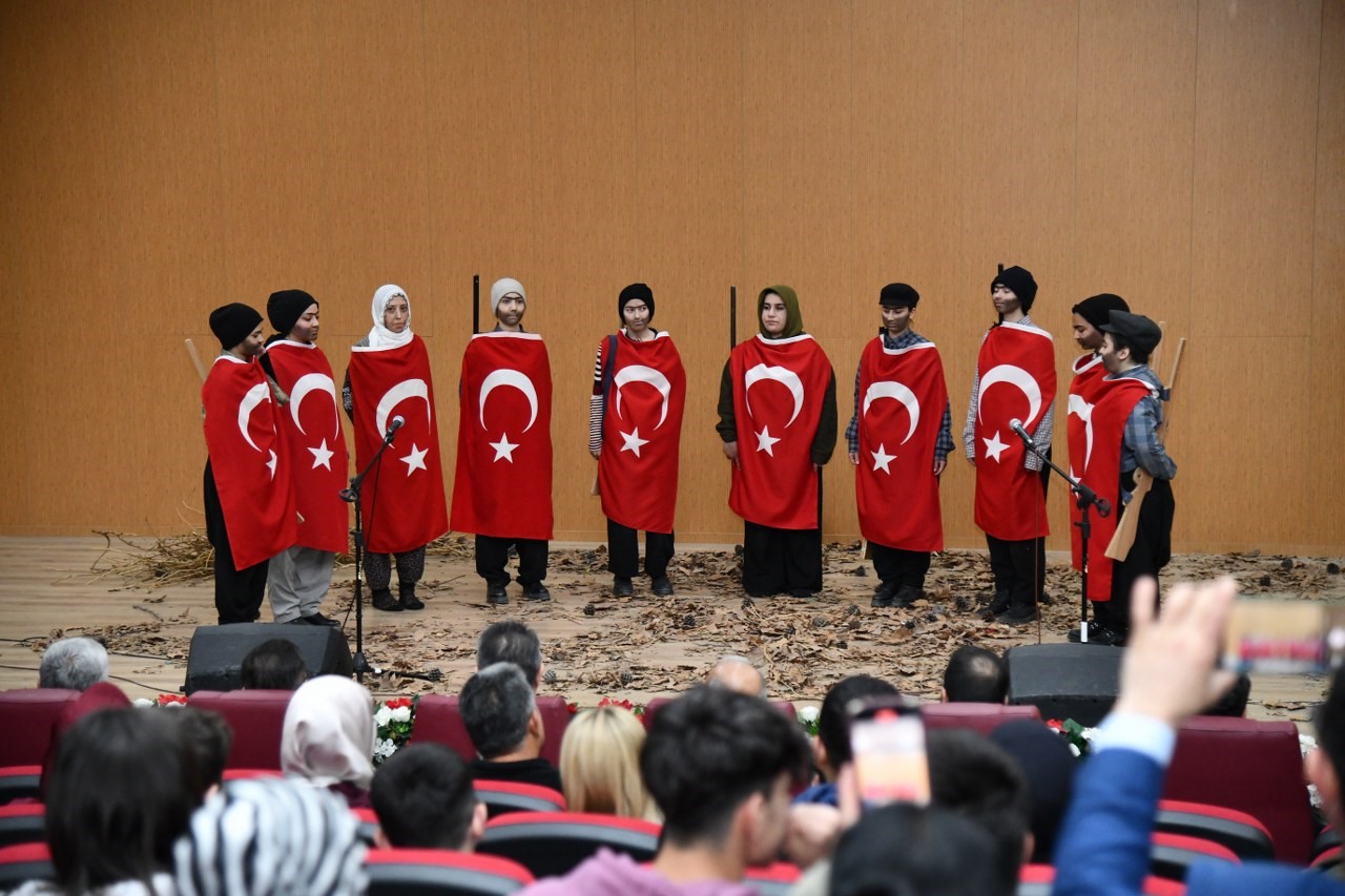 Osmaniye’de “Tayyar Rahime” tiyatro oyunu seyirciyle buluştu