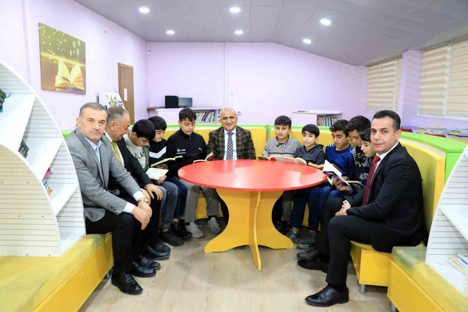 M&uuml;d&uuml;r G&uuml;r, &ouml;ğretmen ve &ouml;ğrenciler ile bir araya geldi
