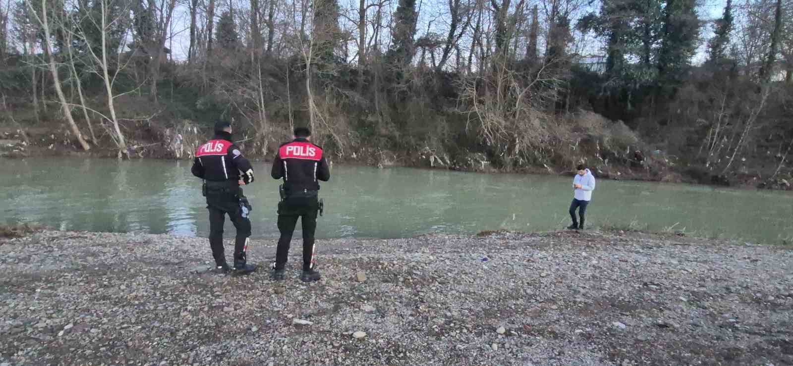 Balık peşindeki yunus ırmakta mahsur kaldı
