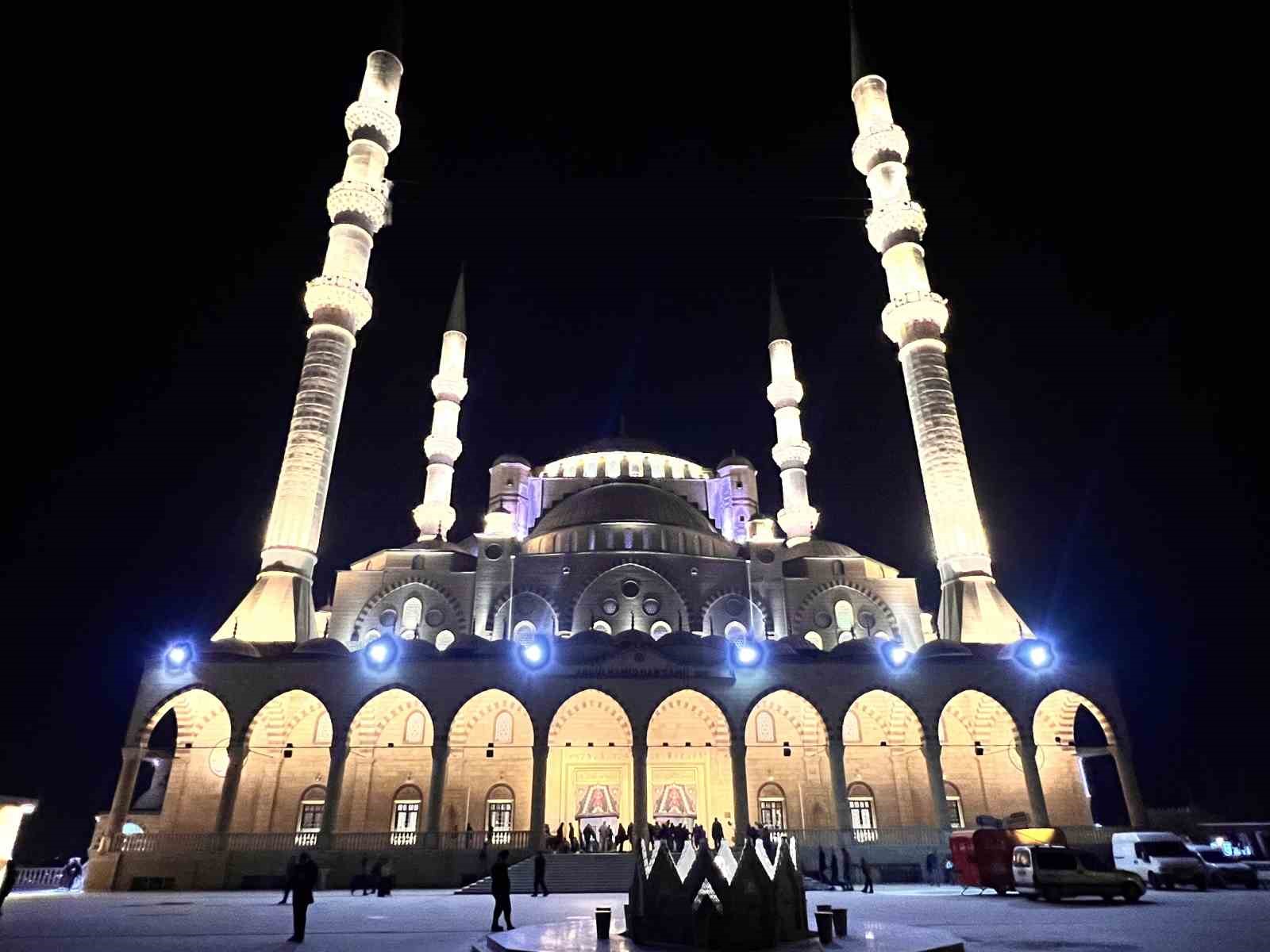 Regaip Kandili’nde Abdülhamid Han Camii doldu taştı