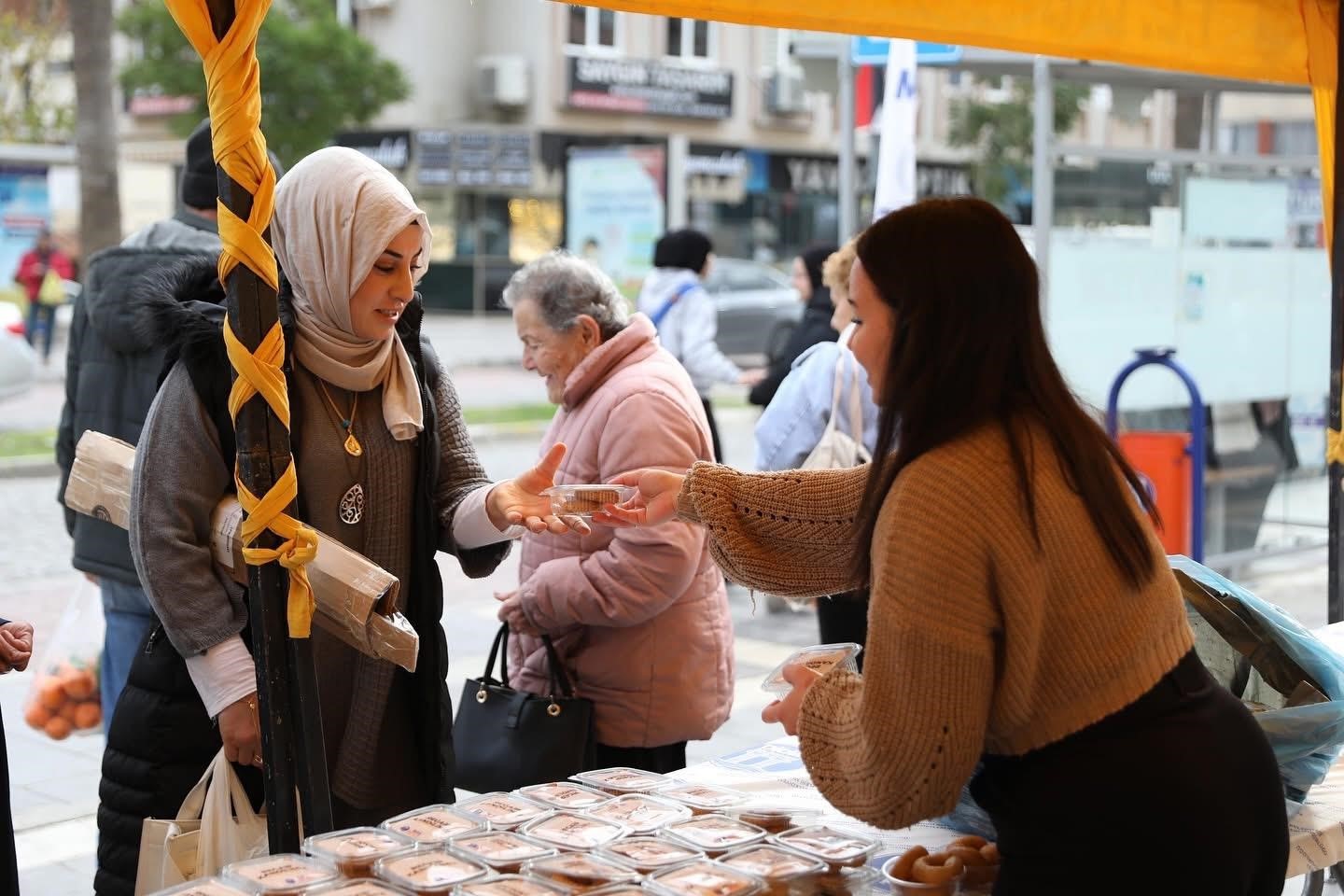 Didim Belediyesi’nden vatandaşlara kandil simidi ikramı