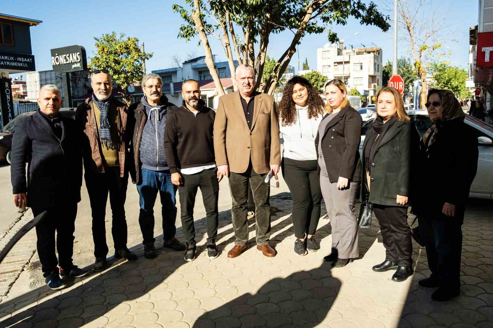 Adana’da esnaf yolları yapılınca davullu zurnalı teşekkür etti