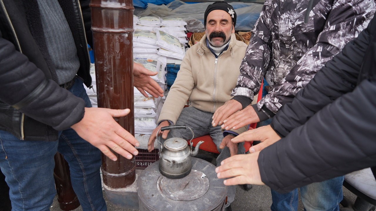 Erzincan’da dondurucu soğuklar pazar esnafına soba kurdurdu