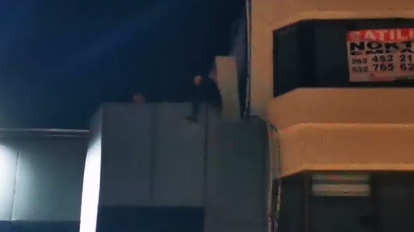 Yalova&rsquo;da belediye &ccedil;alışanı işten &ccedil;ıkarılınca &ccedil;atıya &ccedil;ıktı, işe geri alınınca indi
