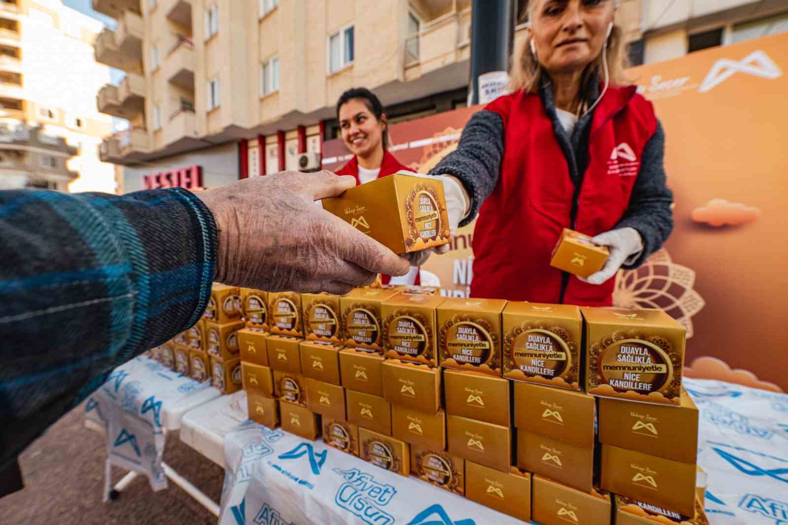 Mersin Büyükşehir Belediyesi, Regaip Kandili’nde 15 bin kandil simidi dağıttı
