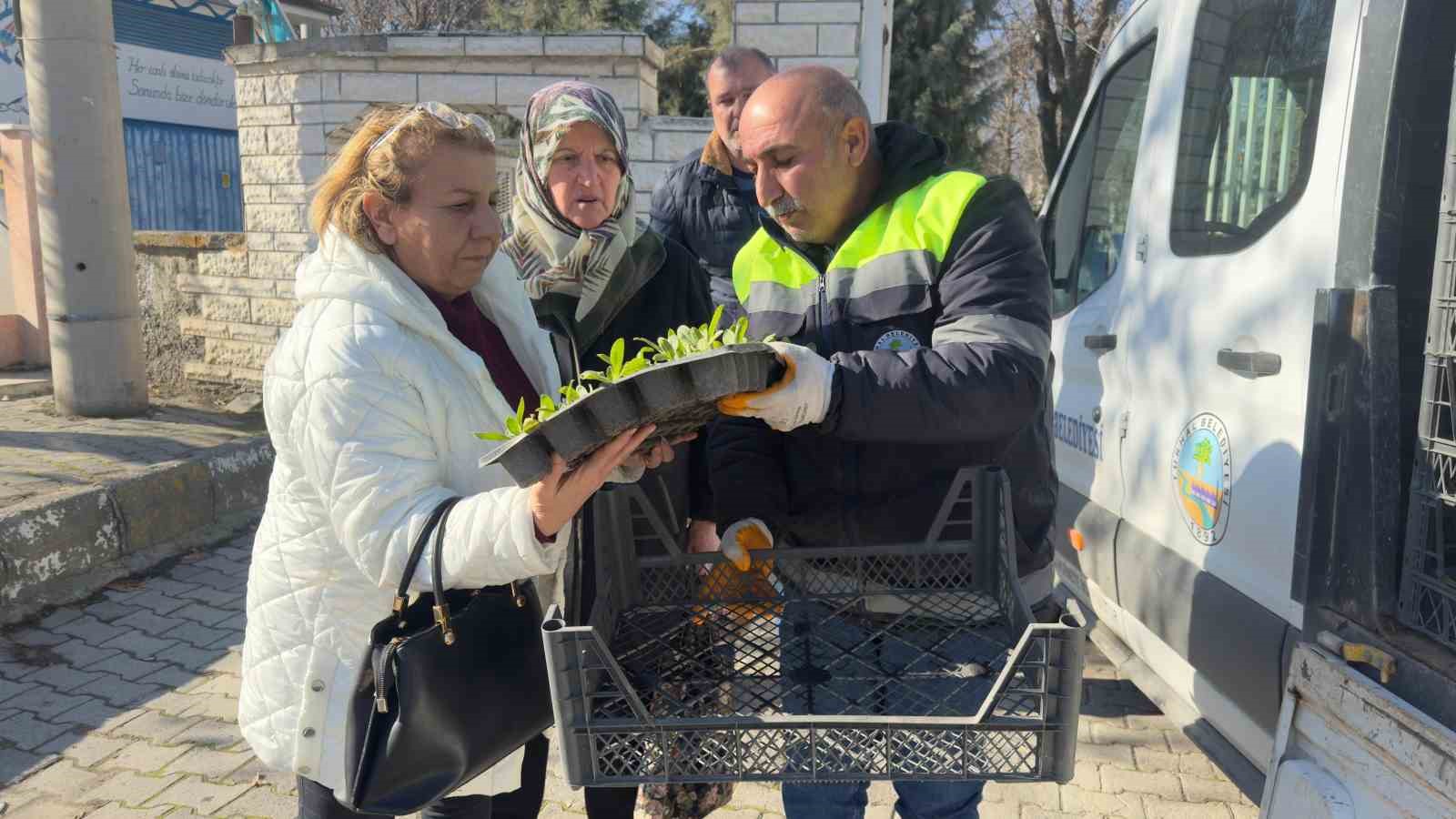 Turhal’da 3 bin 500 çiçek kabirlerle buluştu