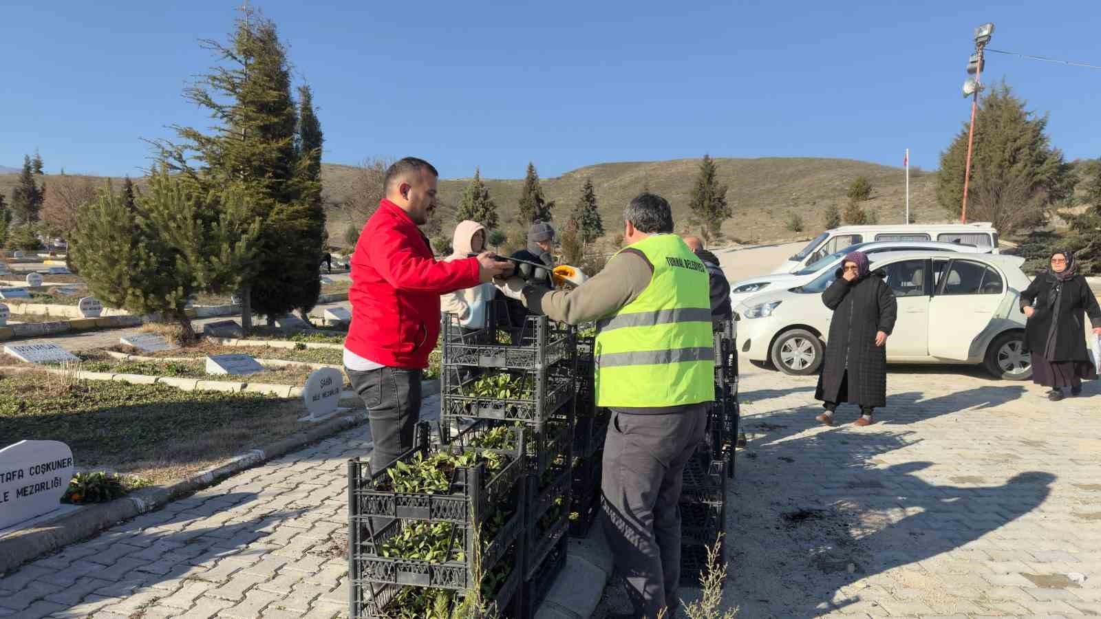 Turhal’da 3 bin 500 çiçek kabirlerle buluştu
