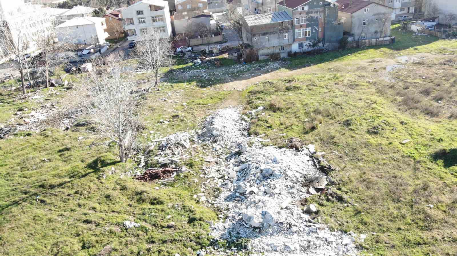 Tuzla’da moloz dağları ve su birikintileri halkın sağlığını tehdit ediyor